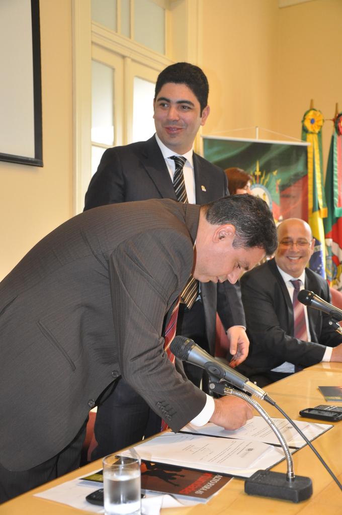 Marcelo Dornelles assinando Acordo de Cooperação
