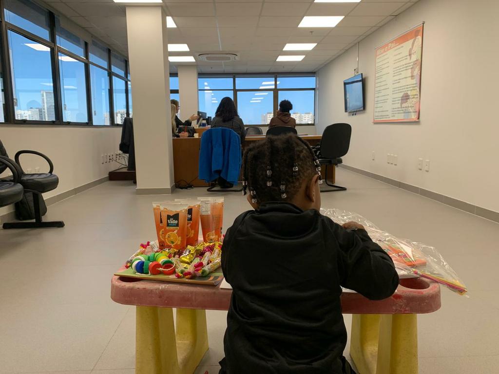 Promotoria de Justiça de Pelotas promove acolhimento a crianças durante audiências de paternidade e exames de DNA