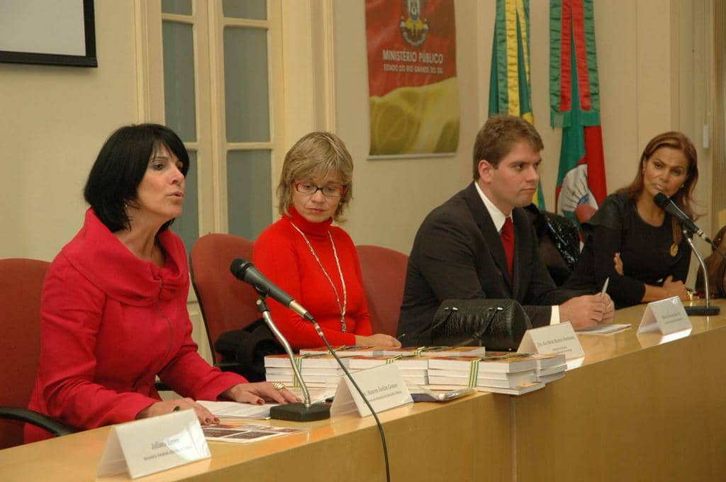 Ana Marchesan, entre Mauren Gomes e Bins Ely, mediou debates