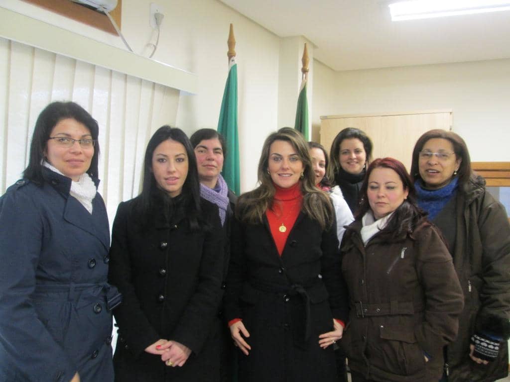 Ana Cirne (3ª da E para D) se reuniu com representantes...