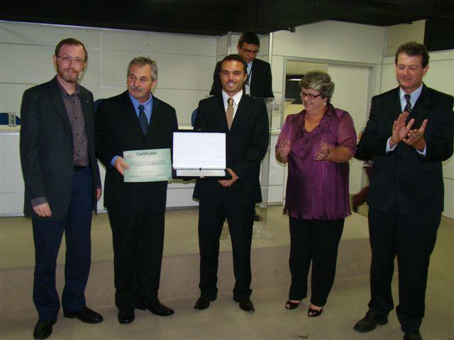 Menin, 3º da E para D, recebeu a premiação com representantes da Prefeitura de Pinhal