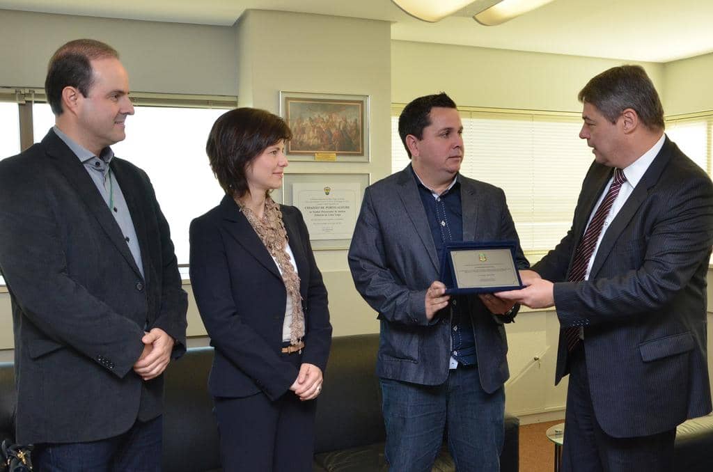 Getúlio Martins Silveira recebeu placa das mãos do PGJ