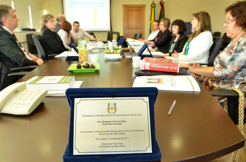 Homenagem aconteceu durante reunião dos Promotores Regionais da Educação