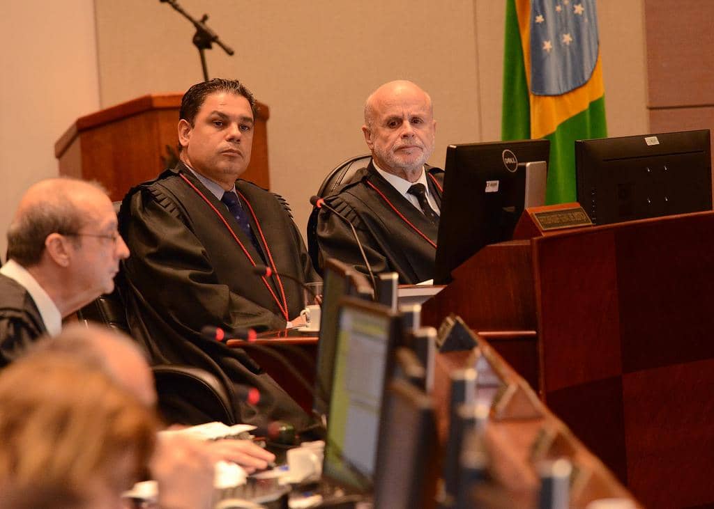 Marcelo Dornelles e Paulo Emilio J. Barbosa ....