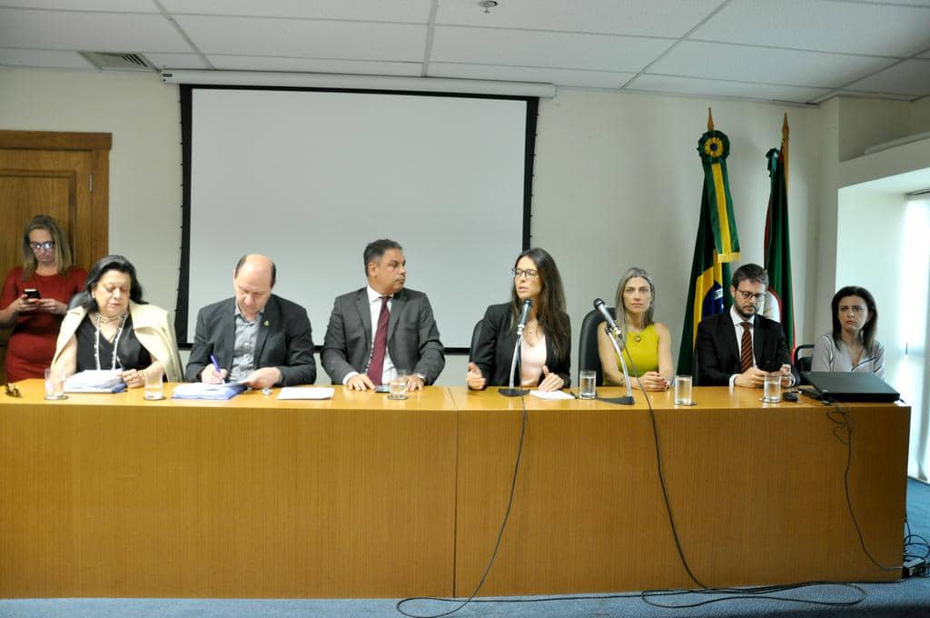 O painel de abertura tratou do tema O Parlamento e a Telefonia