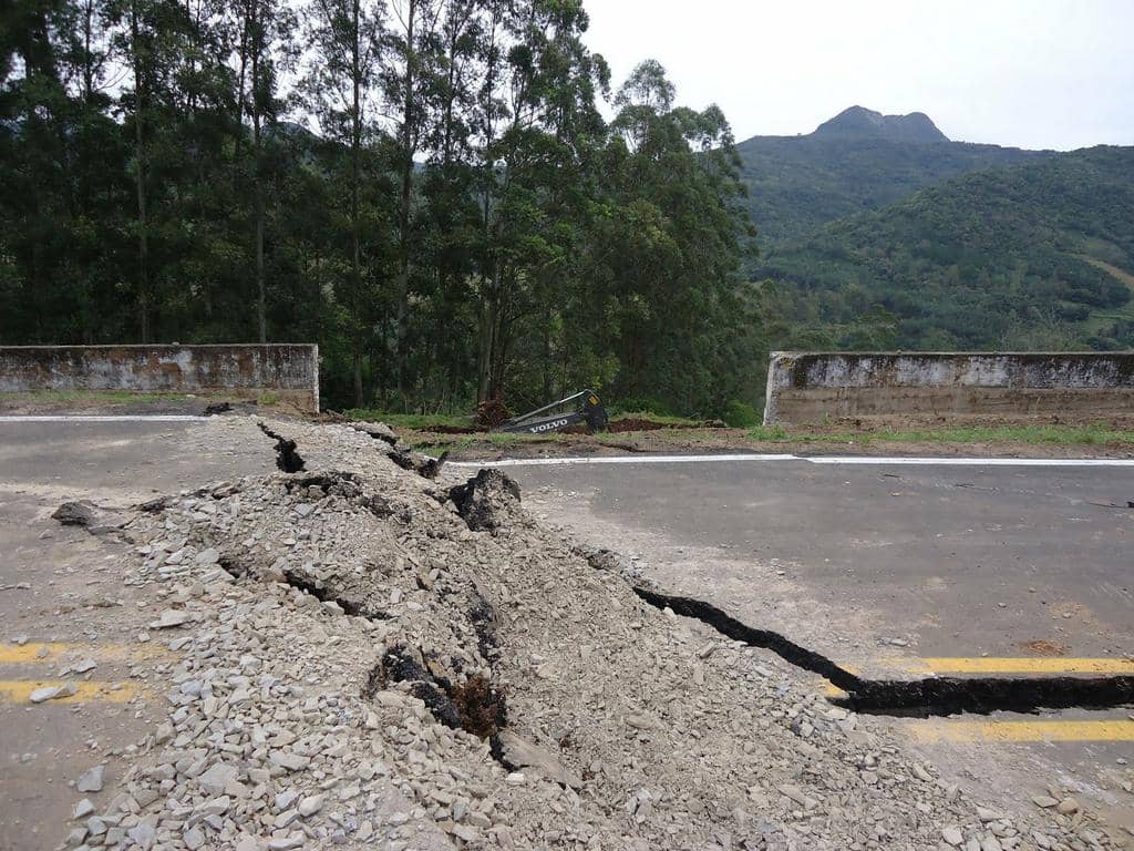 Tirante arrebentado de cortina provocou afundamento na pista em agosto de 2011