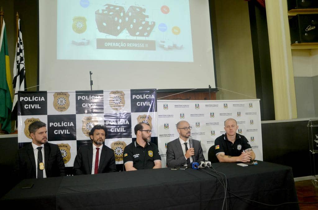 MP e Polícia falam sobre a operação que cumpre 27 mandados judiciais na manhã desta quarta-feira