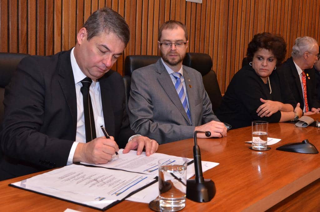 Eduardo de Lima Veiga assinando o termo de posse