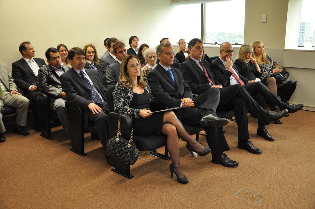 Angela e Zanatta, na 1ª fila, foram empossados