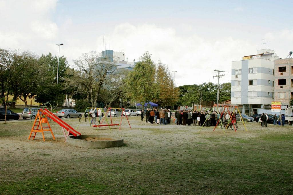 Praça Praça Isaac Ainhorn está localizada entre as ruas São Manoel e Bernardo Pires