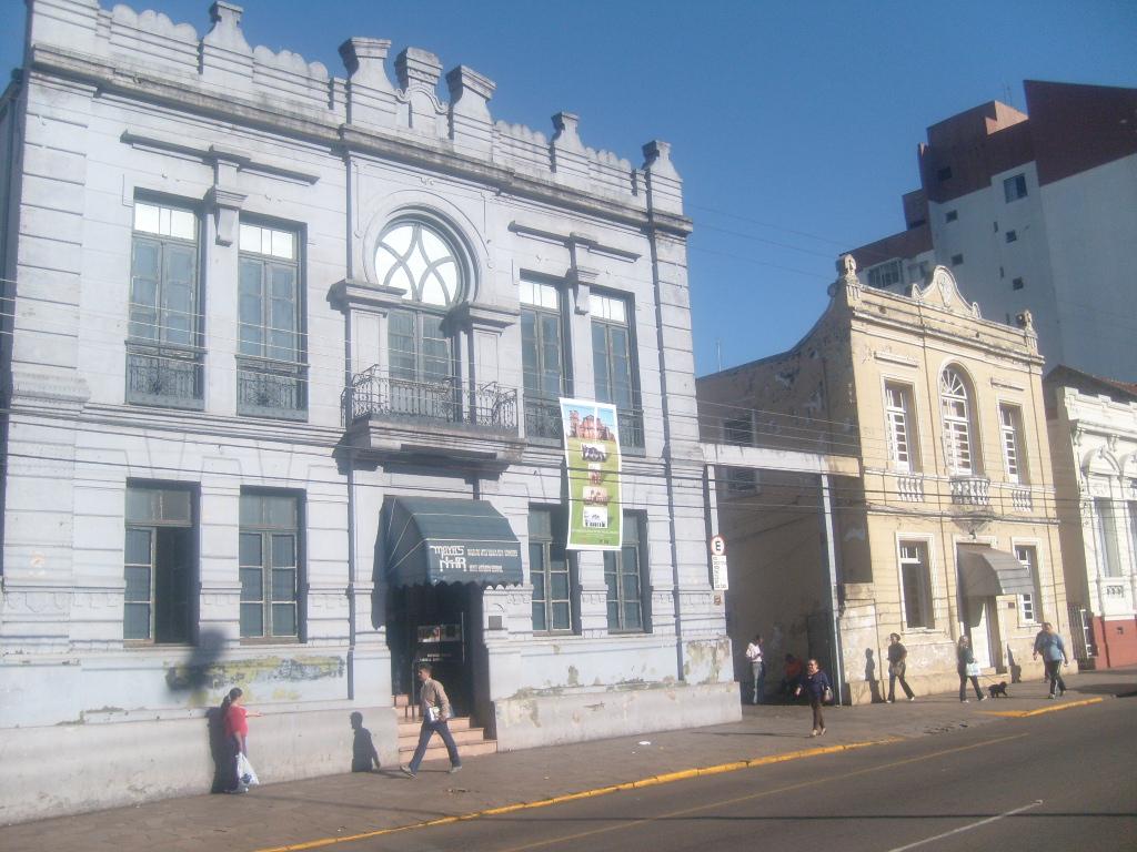 Prédios dos Museus (e) e do Teatro Municipal