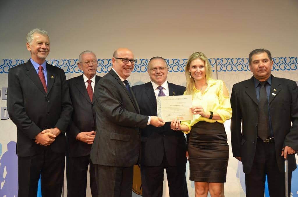 Miguel Velasquez e Débora Menegat receberam a premiação