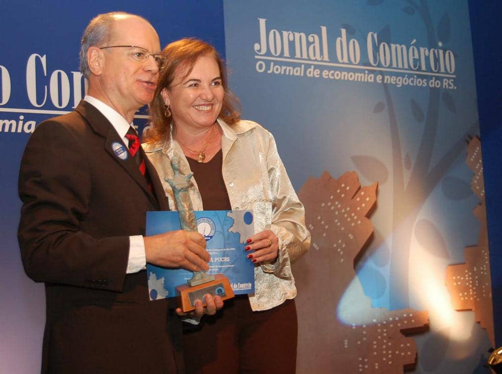 Procuradora-geral Simone Mariano da Rocha entrega prêmio ao reitor da PUCRS