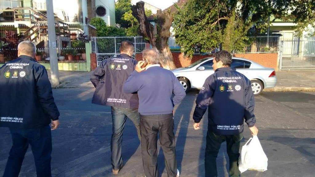 Momento da prisão do empresário pelos agentes da Especializada