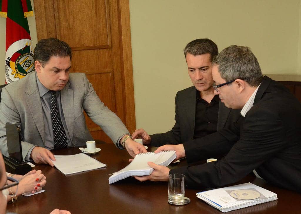 Mario Teza entrega publicação a Marcelo Dornelles