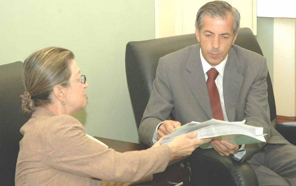 Mercedes faz entrega ao Chefe do Ministério Público [Foto: Kiko Olivas]