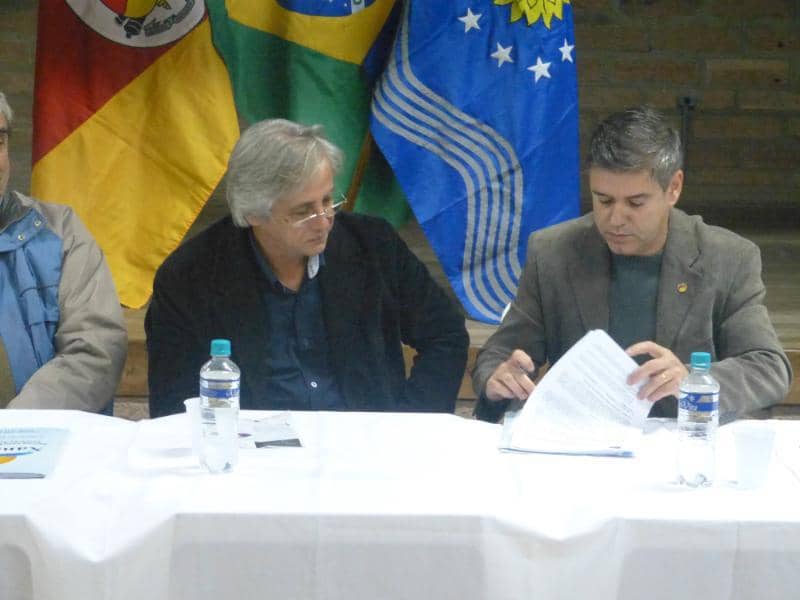 Assinatura de convênio ocorreu em evento para Professores municipais