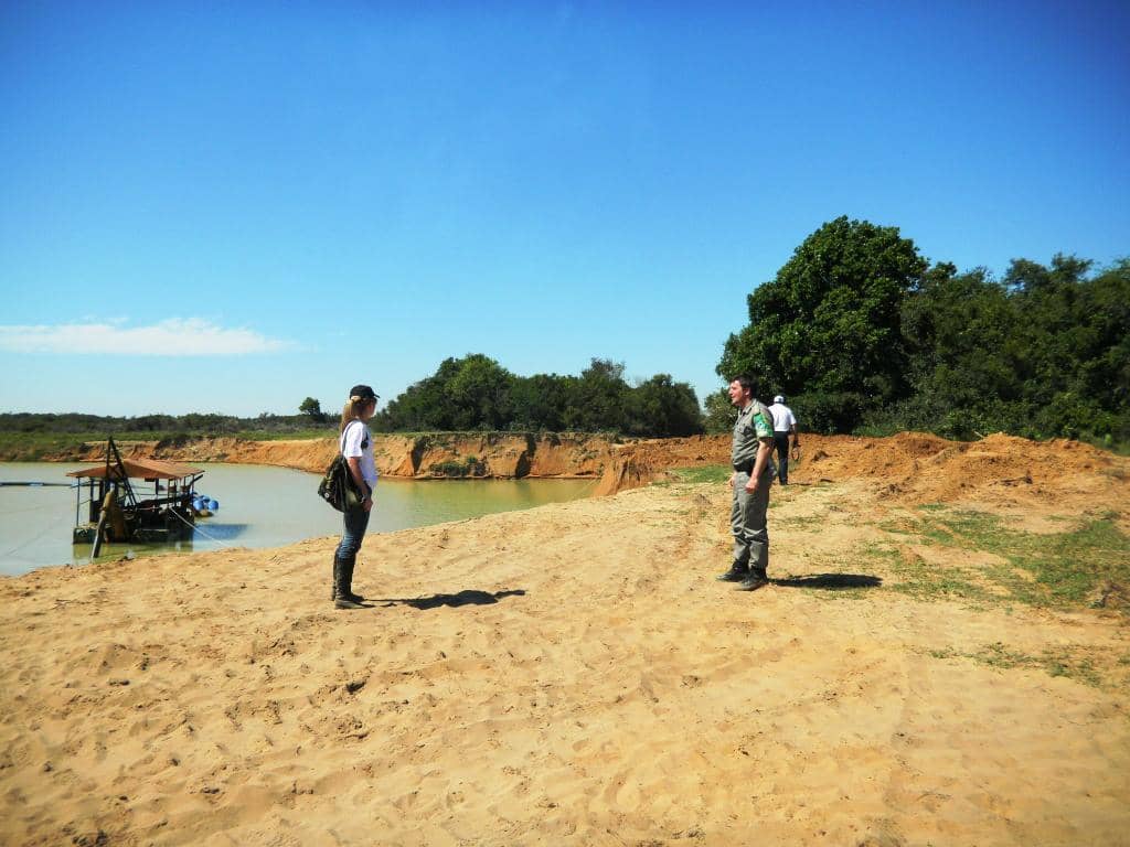 Promotora Anelise (E) tem fiscalizado zonas de extração de areia na região de Viamão