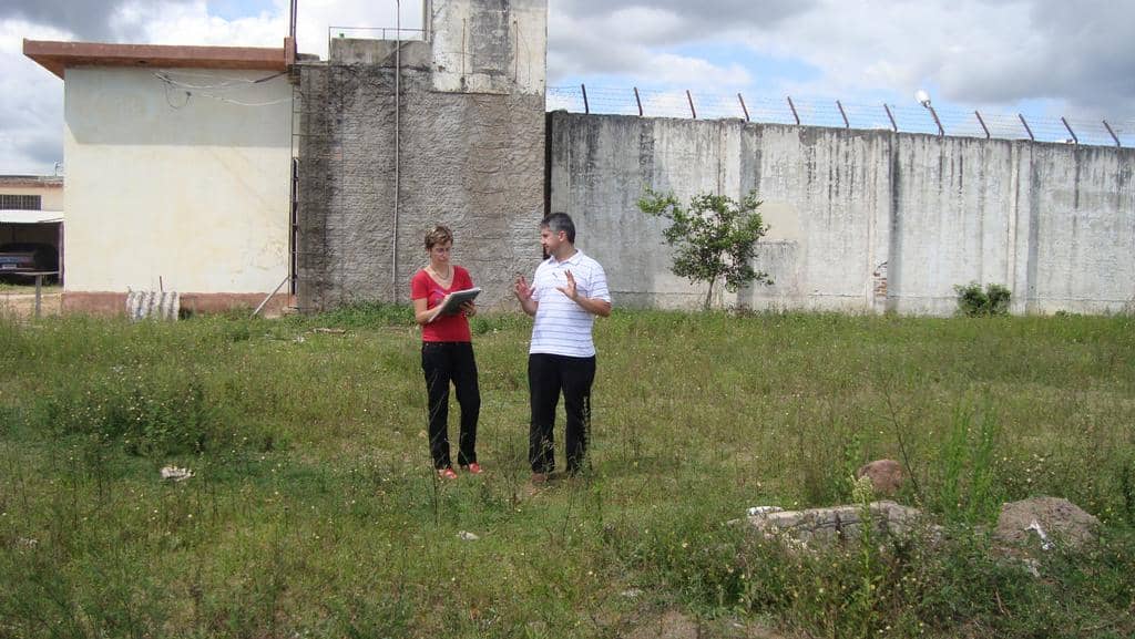 Promotora Cíntia, à esquerda, diante do Presídio