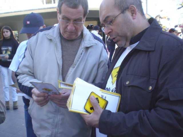 promotor José Olavo Bueno dos Passos, à direita, durante panfletagem