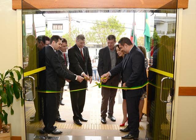 Momento do desenlace da fita inaugural da Promotoria