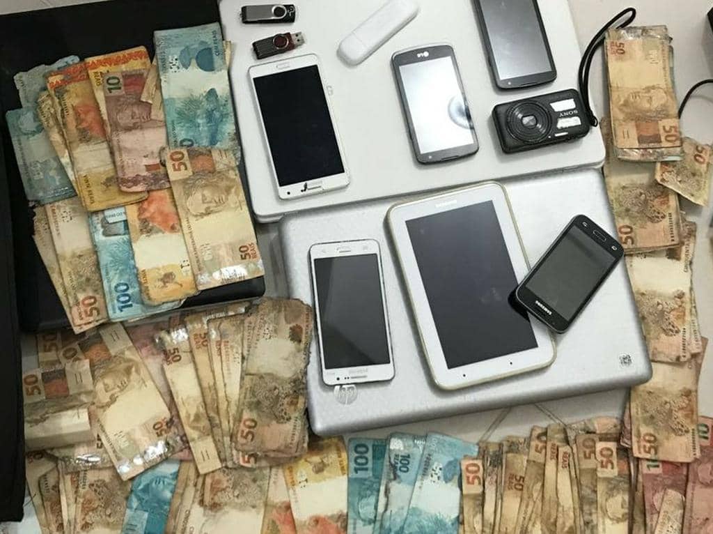 Dinheiro, celulares, tablets e pen drives foram apreendidos na casa da esposa de Jackson, em Taquara