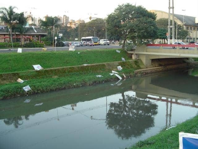 Material caído à beira do Arroio Dilúvio