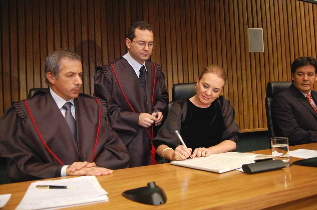 Momento da assinatura do termo de posse