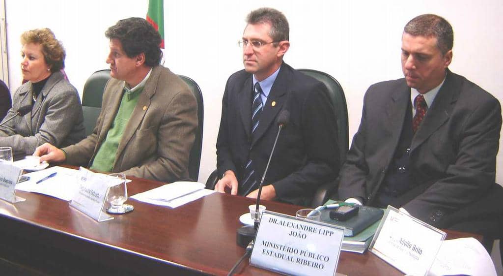 Alexandre Lipp João (último à direita) e deputados