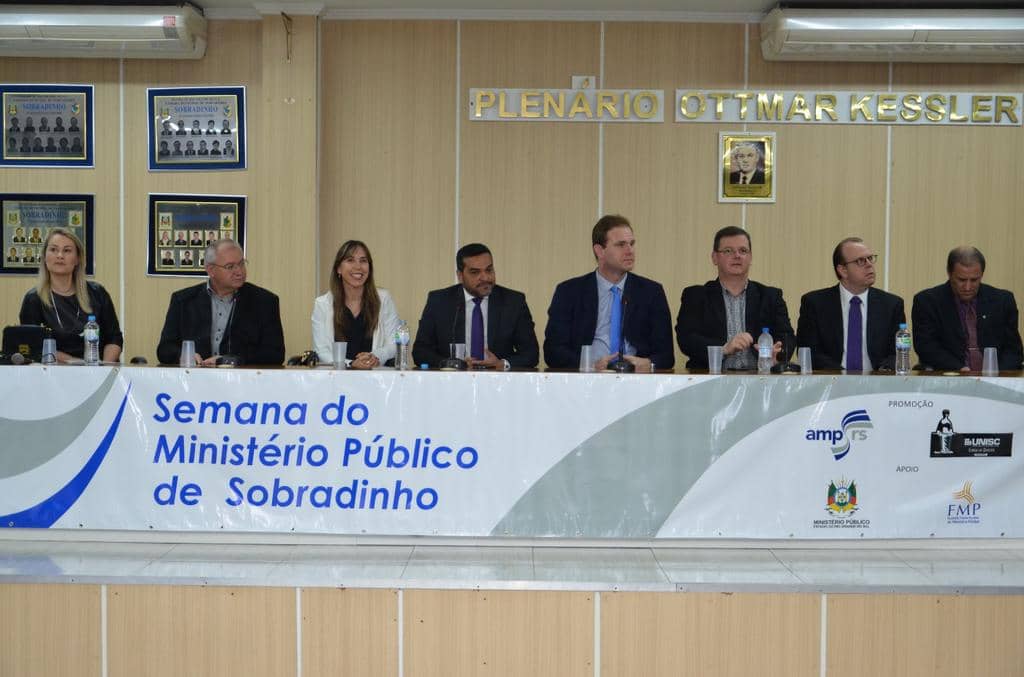 A mesa de abertura do evento