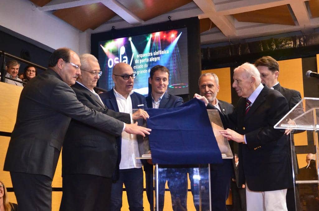 Momento do descerramento da placa de inauguração do espaço