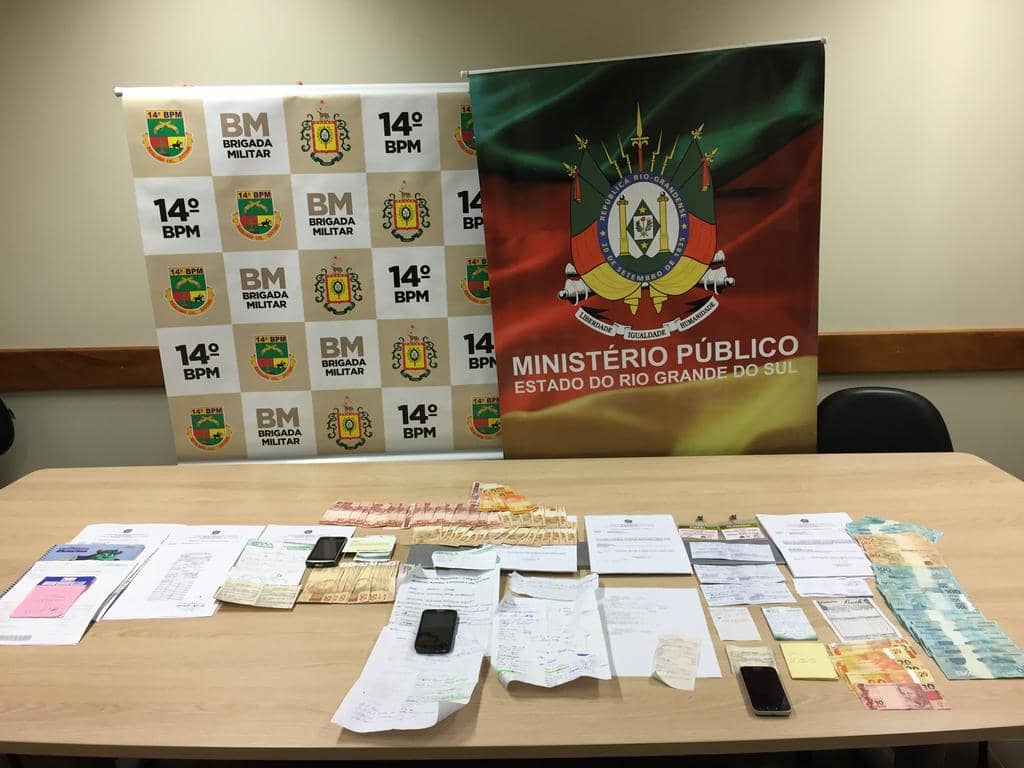 Dinheiro e documentos apreendidos na operação