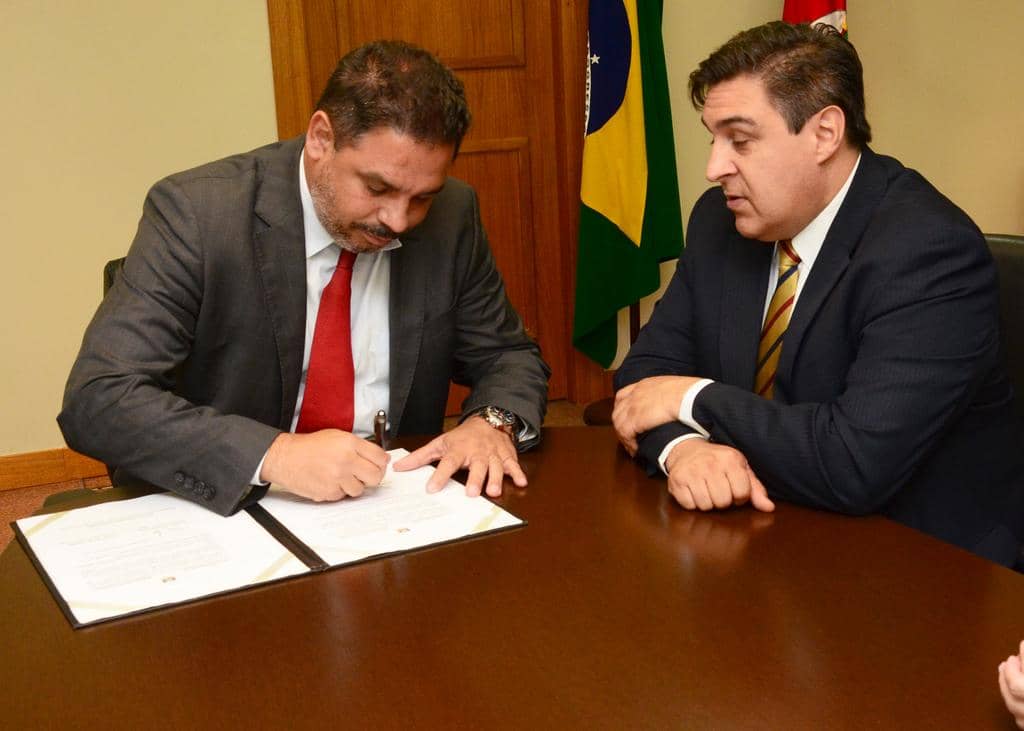 Marcelo Dornelles assinou o termo