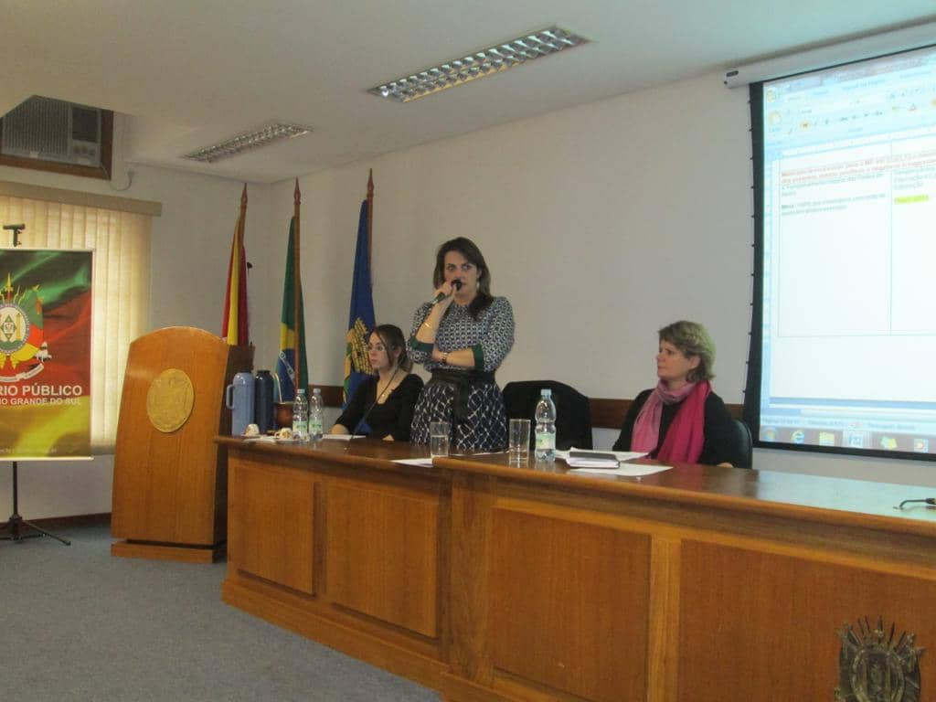 Promotora Ana Cristina Ferrareze Cirne coordenou encontros