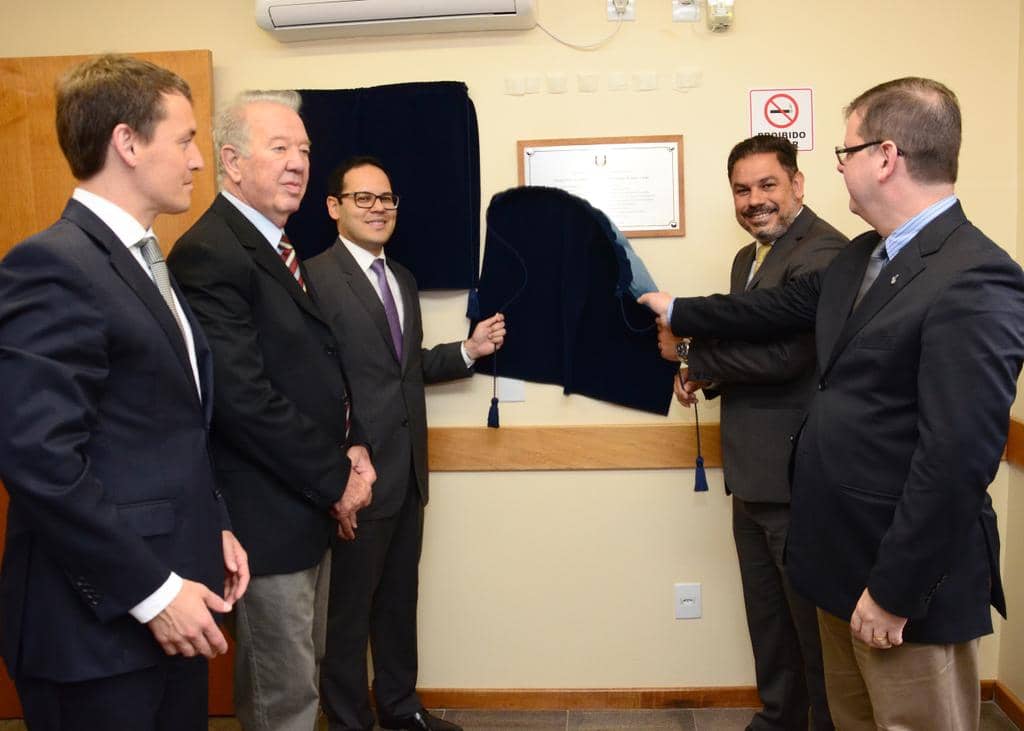 Momento do descerramento da placa de inauguração