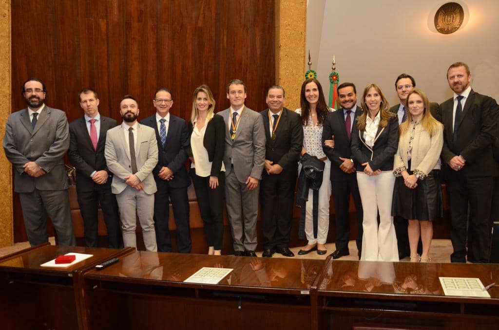 PGJ e promotor de Justiça com membros do MP que prestigiaram a solenidade