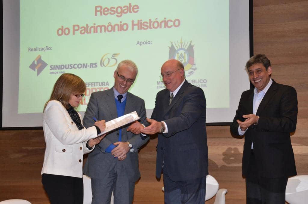 Assinatura ocorreu no Teatro do Sinduscon
