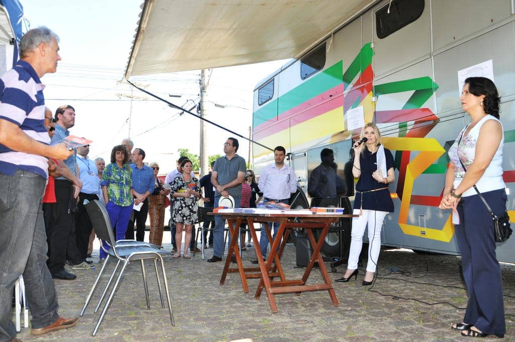 Débora Menegat (2ª da D para E) fala no lançamento da campanha na Restinga