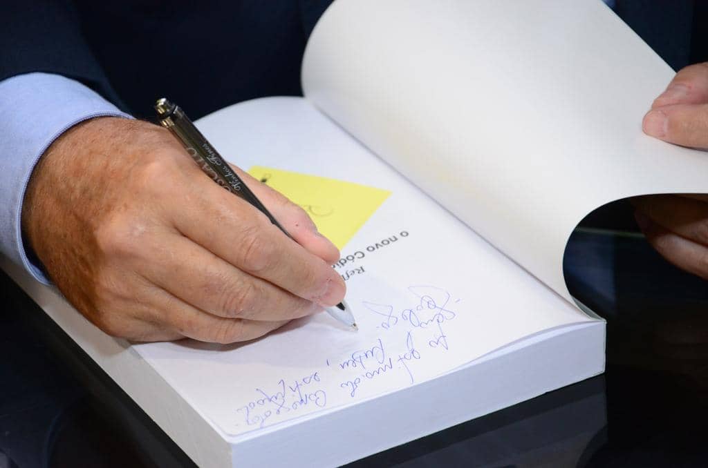 Sessão de autógrafos ocorreu em livraria de Porto Alegre