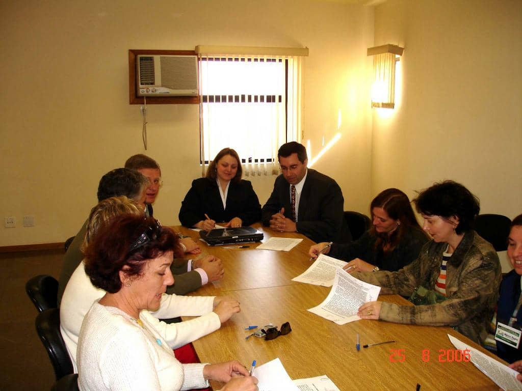 Promotora Andrea Uequed (c) representa o Ministério Público