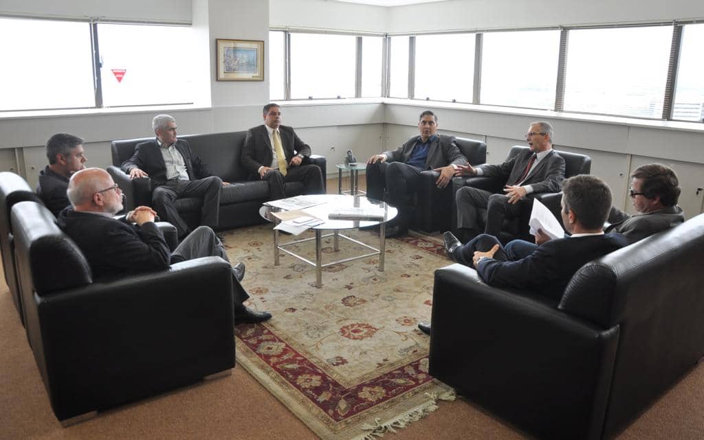 Reunião com o secretário e outras autoridades...