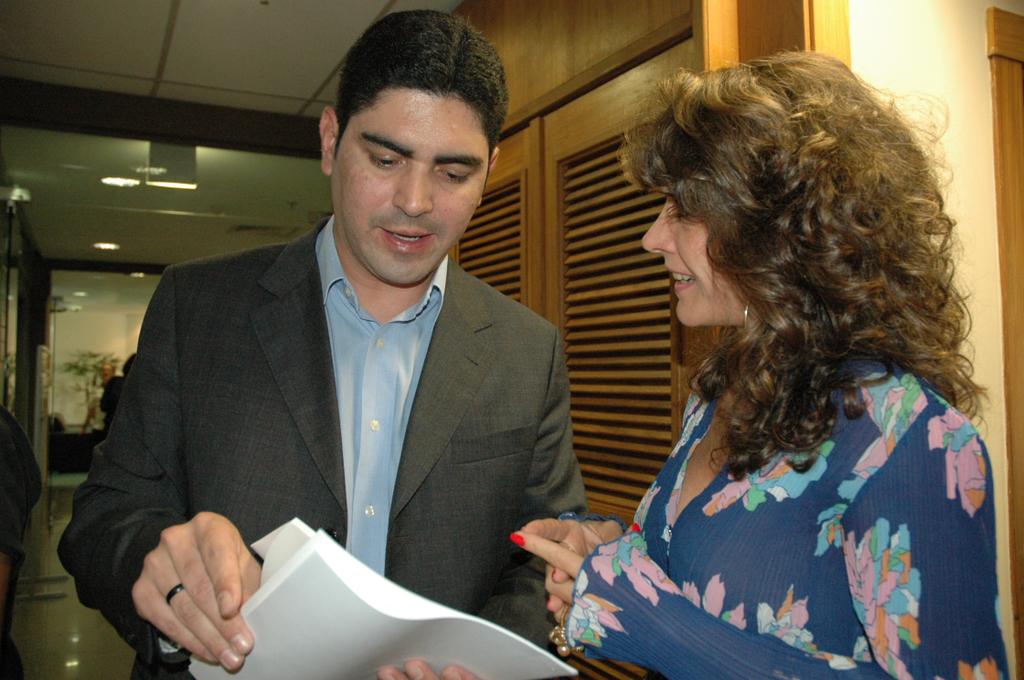 Cynthia Jappur entregou detalhamento do projeto ao secretário Fabiano Pereira