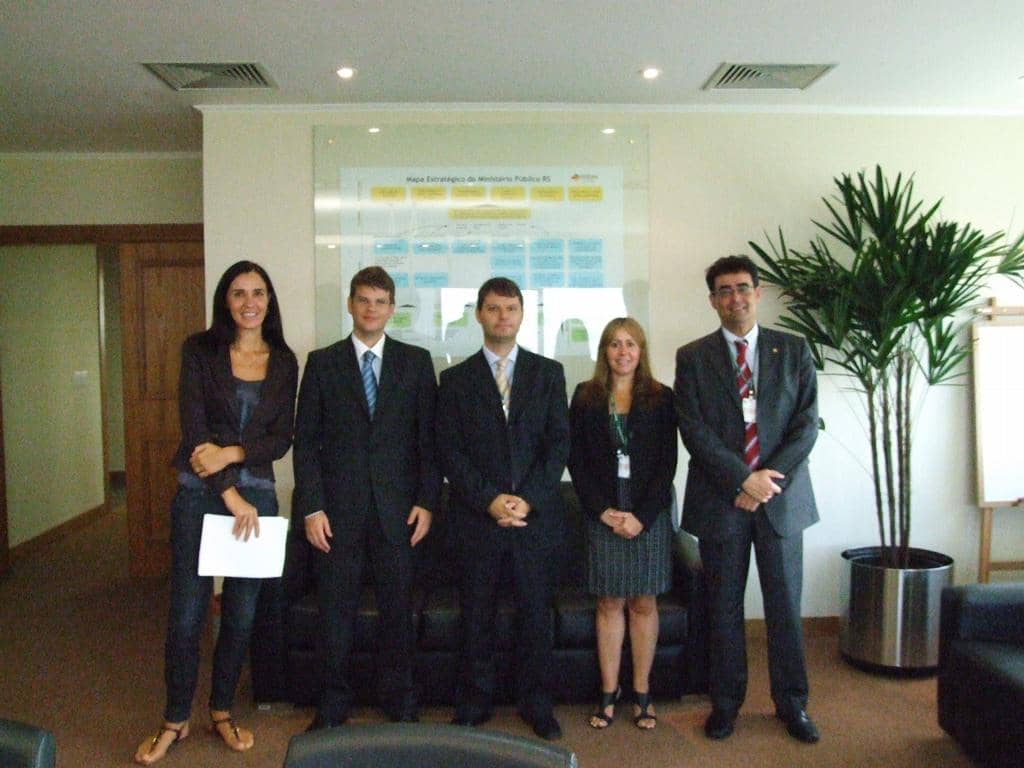 Participantes do encontro com o Mapa Estratégico ao fundo