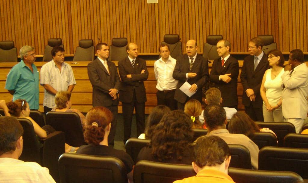 Miguel Velasquez (ao centro, de terno) liderou negociações