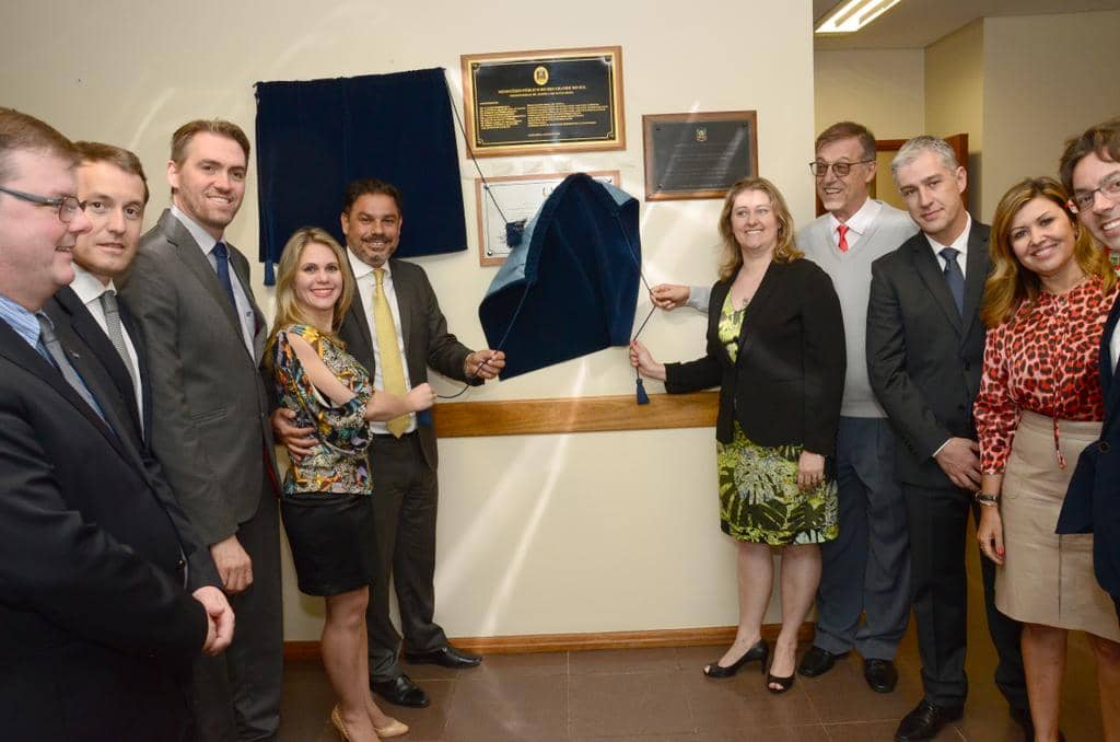 Momento do descerramento da placa de inauguração