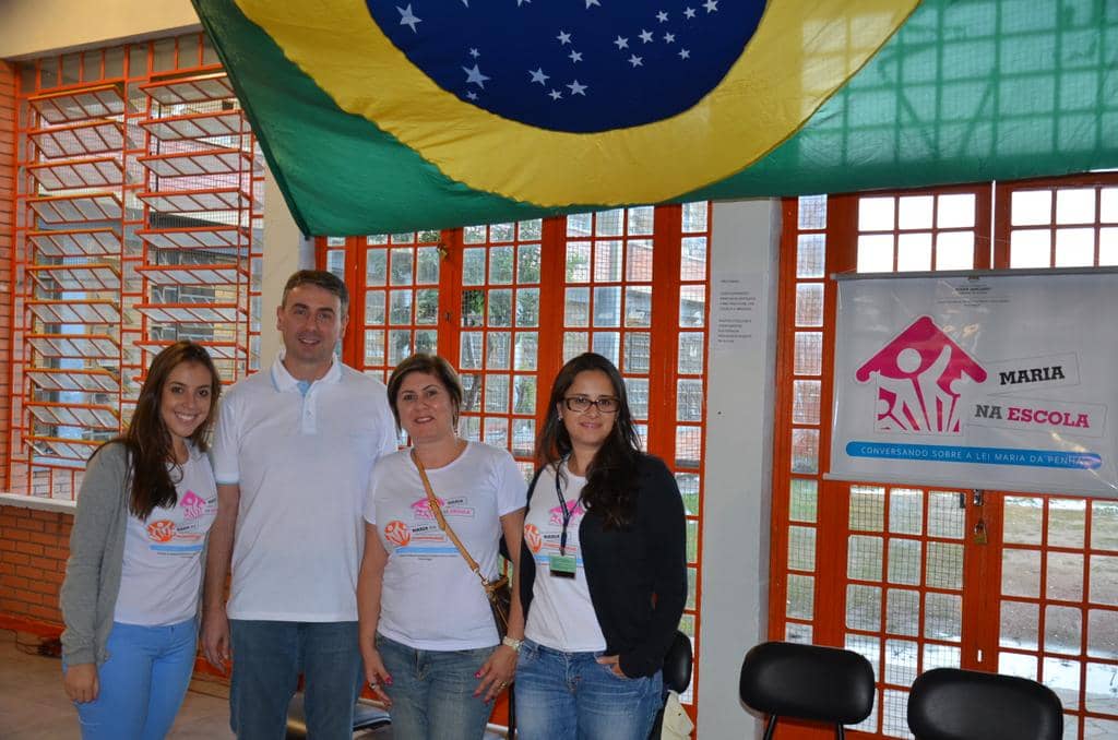 Promotor de Justiça Marcelo Ries e Juíza Madgéli Machado com participantes do encontro