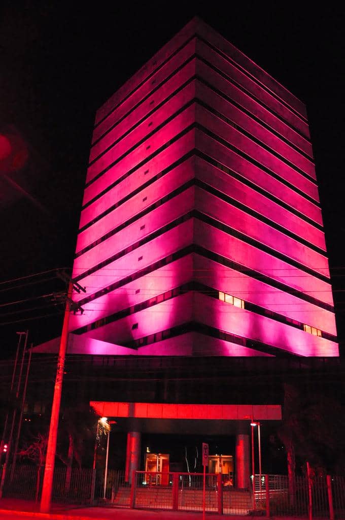 Iluminação especial na sede do Ministério Público em Porto Alegre