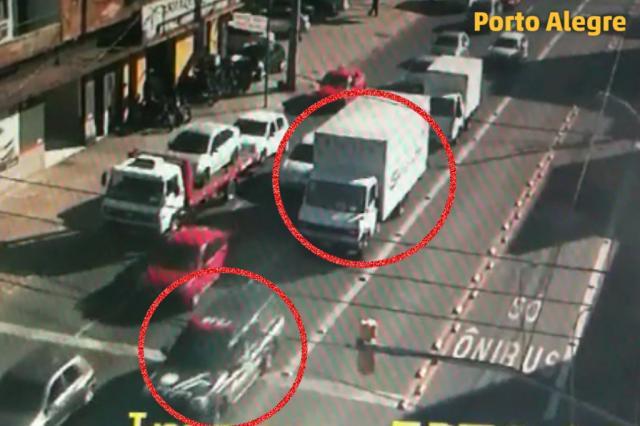 Imagem do momento em que caminhão com carga roubada era escoltado pelos policiais