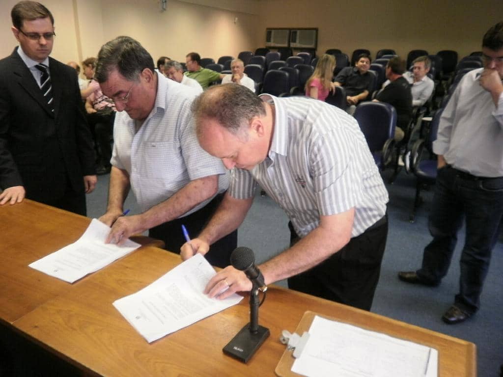 Prefeito Lourenço Ardenghi e secretário assinaram o termo de ajustamento de conduta ...