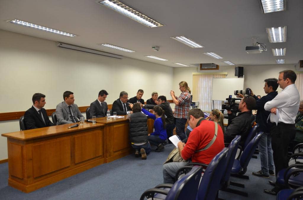 A coletiva de imprensa na Promotoria de ...
